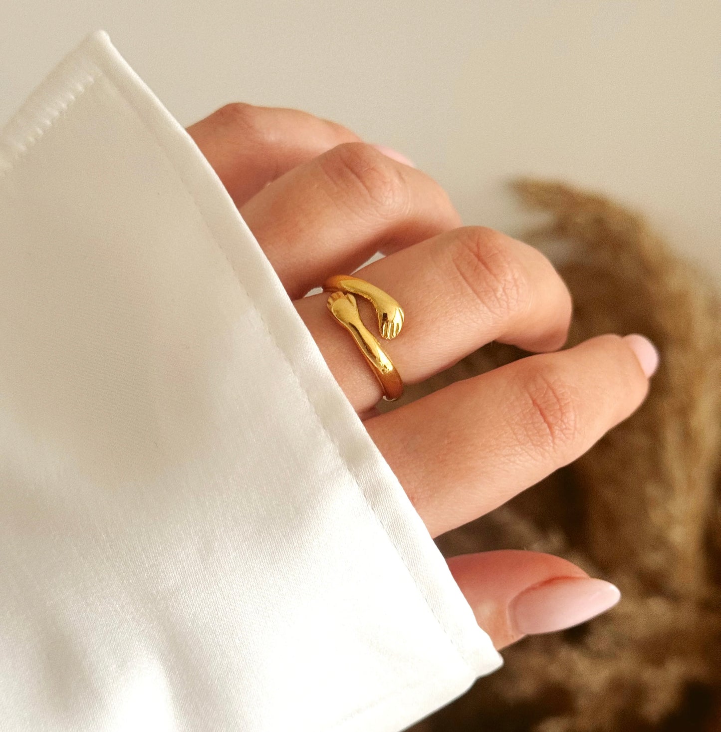 Anello “Abbraccio Eterno” in Argento 925 – Mani che Abbracciano