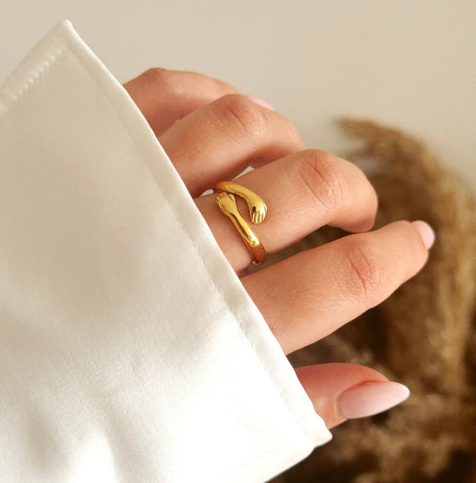 Anello “Abbraccio Eterno” in Argento 925 – Mani che Abbracciano