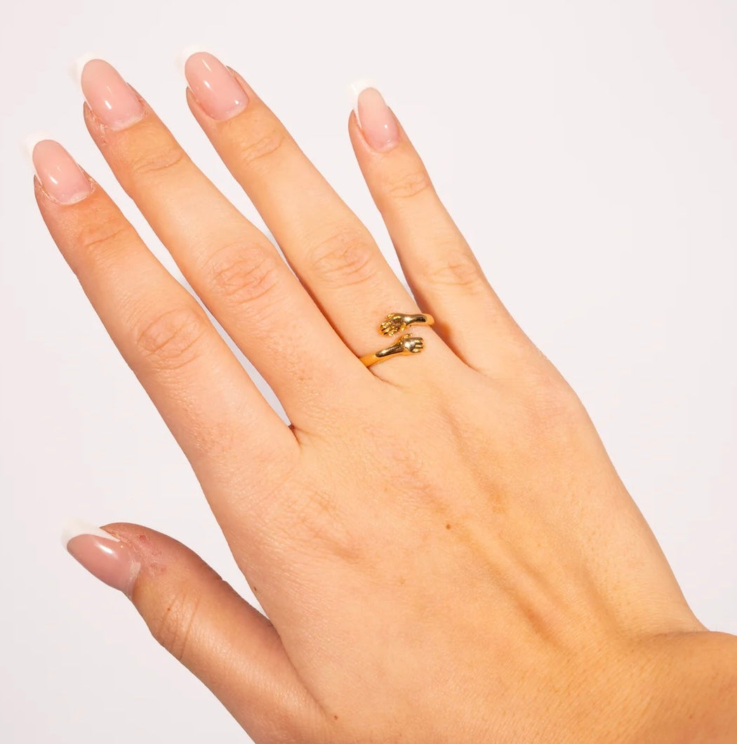 Anello “Abbraccio Eterno” in Argento 925 – Mani che Abbracciano