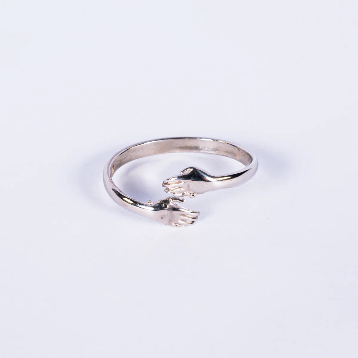 Anello “Abbraccio Eterno” in Argento 925 – Mani che Abbracciano