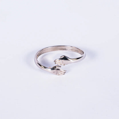 Anello “Abbraccio Eterno” in Argento 925 – Mani che Abbracciano